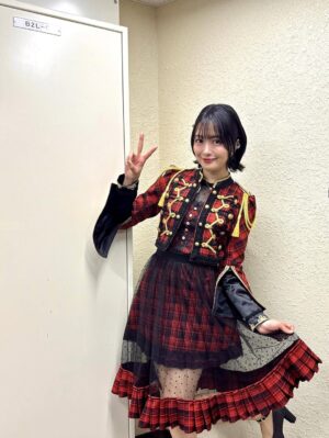 Rie Kitahara Instagram - 🖤🤍
Not yetの新衣装！！！
AKB48といえば衣装の可愛さですが、
まさかまたこんなに可愛い衣装、しかも新しいものを着れるなんて…😍❣️
この1曲のために、本当に贅沢ですよね😭
細部まで見て欲しいよ~本当に可愛いんです！
しかも珍しく長いパンツスタイル👑🧸
めっちゃ『ぽい！』て円陣のときなどにみんなに褒められて嬉しかったです🥹

早替えの関係でこの衣装で4人で撮れなかったのが心残り💔

またこの4人で歌えるとおもわなかったな
本当に最後かもしれないなあと思いつつ
そんな余韻に浸る間もなく優子ちゃんがボケてたので
いつもどおり楽しくできました🥹🥹🥹

最後の写真はこちらも新衣装❤️‍🔥
AKBぽい赤チェック！！！やっぱりかわいい
@osarecompany の衣装は世界一！！！！！！！
オサレの衣装を可愛く着るために頑張ったの🥹💖
これからもずーっとオサレの衣装の大ファンです❤️‍🔥❤️‍🔥❤️‍🔥

@akb48 
 #akb48 #notyet #ノイエ #波乗りかき氷 #22歳
 #akb48は青春ですin武道館