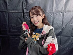 Rikako Aida Instagram - 🗓️2025.11.02 ラブライブ！サンシャイン!! 沼津地元愛まつり2025🍊🌸✨

楽しかったー！！とにかく楽しかった！
セットリストもどうだったかな？
Finale Liveでやってない曲で、私たちが今届けたい曲を中心に3人で選曲しました！
"Aqours"って感じの楽曲たちだったよね☺️

せっかくまたAqoursとしてステージに立てるわけだし、全曲3人でやり切ろう！って決めてました。

密かに『Fantastic Departure!』もずっとずっとやりたかった、、、！！
『待ってて愛のうた』ももう10年くらい歌ってきてるけど、今と昔では心境も見える景色も全然違うもので。
まだ何もわからなかった初々しい気持ちで歌うのもいいけど、色々なことを経験して大人になった自分たちが届けるこの楽曲も、また違う良さがあるな〜としみじみ感じてました。

また3人で出来たらいいね〜なんて話しながら帰ったけど、なかなかそういった機会もないってわかってはいるので、だからこそ大切な時間でした、、！

二人とも本当にありがとう！！

やっぱり沼津は自分にとってホームだなぁ。
私は、ここ！っていう故郷がないからよりそう思います。
またいつか絶対沼津帰るからねー！🌸