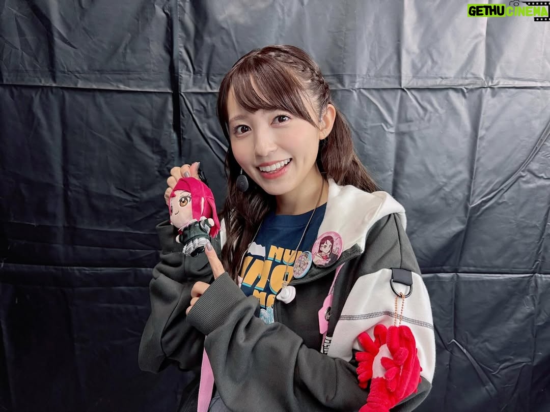 Rikako Aida - 11.4K Likes - 🗓️2025.11.02 ラブライブ！サンシャイン!! 沼津地元愛まつり2025🍊🌸✨

楽しかったー！！とにかく楽しかった！
セットリストもどうだったかな？
Finale Liveでやってない曲で、私たちが今届けたい曲を中心に3人で選曲しました！
"Aqours"って感じの楽曲たちだったよね☺️

せっかくまたAqoursとしてステージに立てるわけだし、全曲3人でやり切ろう！って決めてました。

密かに『Fantastic Departure!』もずっとずっとやりたかった、、、！！
『待ってて愛のうた』ももう10年くらい歌ってきてるけど、今と昔では心境も見える景色も全然違うもので。
まだ何もわからなかった初々しい気持ちで歌うのもいいけど、色々なことを経験して大人になった自分たちが届けるこの楽曲も、また違う良さがあるな〜としみじみ感じてました。

また3人で出来たらいいね〜なんて話しながら帰ったけど、なかなかそういった機会もないってわかってはいるので、だからこそ大切な時間でした、、！

二人とも本当にありがとう！！

やっぱり沼津は自分にとってホームだなぁ。
私は、ここ！っていう故郷がないからよりそう思います。
またいつか絶対沼津帰るからねー！🌸