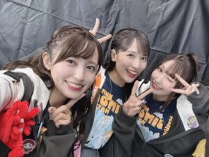 Rikako Aida Instagram - 🗓️2025.11.02 ラブライブ！サンシャイン!! 沼津地元愛まつり2025🍊🌸✨

楽しかったー！！とにかく楽しかった！
セットリストもどうだったかな？
Finale Liveでやってない曲で、私たちが今届けたい曲を中心に3人で選曲しました！
"Aqours"って感じの楽曲たちだったよね☺️

せっかくまたAqoursとしてステージに立てるわけだし、全曲3人でやり切ろう！って決めてました。

密かに『Fantastic Departure!』もずっとずっとやりたかった、、、！！
『待ってて愛のうた』ももう10年くらい歌ってきてるけど、今と昔では心境も見える景色も全然違うもので。
まだ何もわからなかった初々しい気持ちで歌うのもいいけど、色々なことを経験して大人になった自分たちが届けるこの楽曲も、また違う良さがあるな〜としみじみ感じてました。

また3人で出来たらいいね〜なんて話しながら帰ったけど、なかなかそういった機会もないってわかってはいるので、だからこそ大切な時間でした、、！

二人とも本当にありがとう！！

やっぱり沼津は自分にとってホームだなぁ。
私は、ここ！っていう故郷がないからよりそう思います。
またいつか絶対沼津帰るからねー！🌸