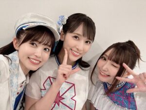 Rikako Aida Instagram - 🗓️2025.11.02 ラブライブ！サンシャイン!! 沼津地元愛まつり2025🍊🌸✨

楽しかったー！！とにかく楽しかった！
セットリストもどうだったかな？
Finale Liveでやってない曲で、私たちが今届けたい曲を中心に3人で選曲しました！
"Aqours"って感じの楽曲たちだったよね☺️

せっかくまたAqoursとしてステージに立てるわけだし、全曲3人でやり切ろう！って決めてました。

密かに『Fantastic Departure!』もずっとずっとやりたかった、、、！！
『待ってて愛のうた』ももう10年くらい歌ってきてるけど、今と昔では心境も見える景色も全然違うもので。
まだ何もわからなかった初々しい気持ちで歌うのもいいけど、色々なことを経験して大人になった自分たちが届けるこの楽曲も、また違う良さがあるな〜としみじみ感じてました。

また3人で出来たらいいね〜なんて話しながら帰ったけど、なかなかそういった機会もないってわかってはいるので、だからこそ大切な時間でした、、！

二人とも本当にありがとう！！

やっぱり沼津は自分にとってホームだなぁ。
私は、ここ！っていう故郷がないからよりそう思います。
またいつか絶対沼津帰るからねー！🌸