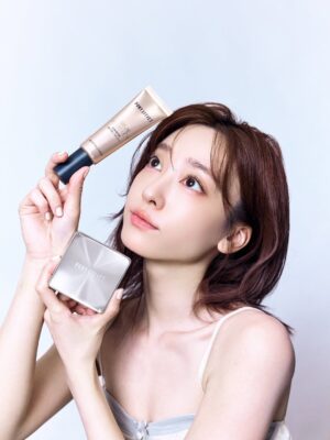 Riko Xi Instagram - 去完歐洲後的皮膚簡直是乾到炸開
底妝很容易不貼皮膚浮粉到炸
只好派出韓系底妝專家PONY EFFECT
水透光妝前防護乳不愧是 @COSME 第一名妝前乳
SPF50 PA    高防曬係數
還添加大馬士革玫瑰精萃水、積雪草、仙人掌保濕精萃
質地水潤到不行💧夠保濕還能幫助底妝更服貼

 
然後搭配零暗沉柔霧持久水氣墊
網紗取粉設計 取粉更細緻更均勻
遮瑕度也很夠 拍上臉很薄透 拍上臉很清爽
呈現很漂亮的原生裸光感

拍照臉都在透光耶
浮粉困擾一掃而空(⁎⁍̴̛ᴗ⁍̴̛⁎)

超喜歡這個底妝組合！
如果你跟我有一樣的底妝困擾
快趁11月去PONY EFFECT官網逛逛 趁現在入手最划算！
首次下載MEMEBOX APP 和綁定LINE官方帳號還能各獲得300元折價券喔！

#韓系NO1專業彩妝品牌 #PONYEFFECT @ponyeffecttaiwan