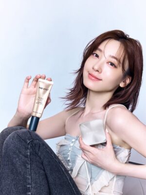 Riko Xi Instagram - 去完歐洲後的皮膚簡直是乾到炸開
底妝很容易不貼皮膚浮粉到炸
只好派出韓系底妝專家PONY EFFECT
水透光妝前防護乳不愧是 @COSME 第一名妝前乳
SPF50 PA    高防曬係數
還添加大馬士革玫瑰精萃水、積雪草、仙人掌保濕精萃
質地水潤到不行💧夠保濕還能幫助底妝更服貼

 
然後搭配零暗沉柔霧持久水氣墊
網紗取粉設計 取粉更細緻更均勻
遮瑕度也很夠 拍上臉很薄透 拍上臉很清爽
呈現很漂亮的原生裸光感

拍照臉都在透光耶
浮粉困擾一掃而空(⁎⁍̴̛ᴗ⁍̴̛⁎)

超喜歡這個底妝組合！
如果你跟我有一樣的底妝困擾
快趁11月去PONY EFFECT官網逛逛 趁現在入手最划算！
首次下載MEMEBOX APP 和綁定LINE官方帳號還能各獲得300元折價券喔！

#韓系NO1專業彩妝品牌 #PONYEFFECT @ponyeffecttaiwan
