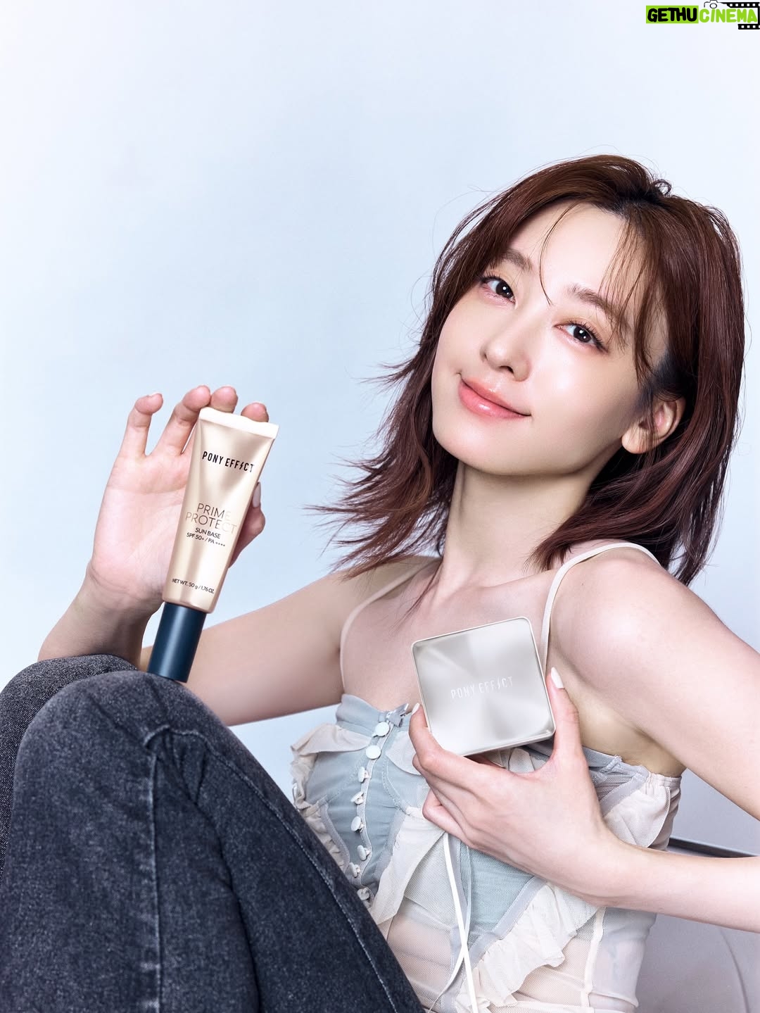 Riko Xi - 8.5K Likes - 去完歐洲後的皮膚簡直是乾到炸開
底妝很容易不貼皮膚浮粉到炸
只好派出韓系底妝專家PONY EFFECT
水透光妝前防護乳不愧是 @COSME 第一名妝前乳
SPF50 PA    高防曬係數
還添加大馬士革玫瑰精萃水、積雪草、仙人掌保濕精萃
質地水潤到不行💧夠保濕還能幫助底妝更服貼

 
然後搭配零暗沉柔霧持久水氣墊
網紗取粉設計 取粉更細緻更均勻
遮瑕度也很夠 拍上臉很薄透 拍上臉很清爽
呈現很漂亮的原生裸光感

拍照臉都在透光耶
浮粉困擾一掃而空(⁎⁍̴̛ᴗ⁍̴̛⁎)

超喜歡這個底妝組合！
如果你跟我有一樣的底妝困擾
快趁11月去PONY EFFECT官網逛逛 趁現在入手最划算！
首次下載MEMEBOX APP 和綁定LINE官方帳號還能各獲得300元折價券喔！

#韓系NO1專業彩妝品牌 #PONYEFFECT @ponyeffecttaiwan