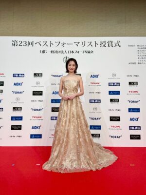 Rin Takanashi Instagram - 第23回ベストフォーマリストの授賞式でした。
賞をいただくにあたり、ドレスを作っていただきました✨
生地や形、グリッターなど、本当に理想のドレスを作ってくださった東京ソワールの皆様、ありがとうございました😊
そして、夫婦で受賞するのは初めてとの事で、とても光栄に思っております。