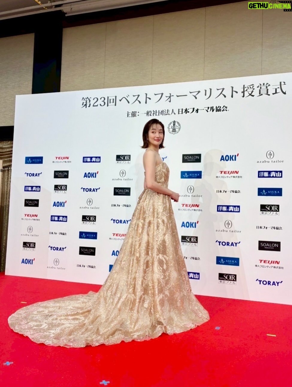 Rin Takanashi - 8.6K Likes - 第23回ベストフォーマリストの授賞式でした。
賞をいただくにあたり、ドレスを作っていただきました✨
生地や形、グリッターなど、本当に理想のドレスを作ってくださった東京ソワールの皆様、ありがとうございました😊
そして、夫婦で受賞するのは初めてとの事で、とても光栄に思っております。