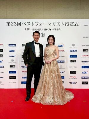 Rin Takanashi Instagram - 第23回ベストフォーマリストの授賞式でした。
賞をいただくにあたり、ドレスを作っていただきました✨
生地や形、グリッターなど、本当に理想のドレスを作ってくださった東京ソワールの皆様、ありがとうございました😊
そして、夫婦で受賞するのは初めてとの事で、とても光栄に思っております。