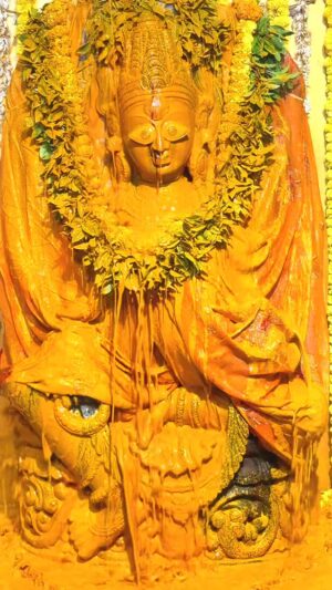 Rishikaa Singh Chandel Instagram - माँ पीतांबरा मैया का दिव्य दरबार डॉकबंगला शिवपुर विंध्याचल जिला-मिर्जापुर (उत्तर प्रदेश) में स्थित है मैया के दिव्य श्रृंगार दर्शन मात्र से मनुष्य के सभी कष्ट दूर हो जाते हैं मुख्य सेवक - रंगनाथ दास (श्रृंगारिया) सम्पर्क सूत्र -8400627277#instagood #instagram #bhakti #vindhyachal #rangnath_maharaj