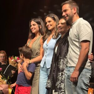 Rita Hayek Instagram - فخورة بإمّي اللي على عمر ال٦٠ حقّقت حِلم من أحلامها بأمسية غنائية على خشبة مسرح دوّار الشّمس. 
إمّي اللي كنّا نغفى على أغانيها نحنا و صغار..نطرت لكْبِرنا و حقّقت حلمها.
Joyce Peter and I are proud of you Dolly 🥹 Dreams do not have an expiration date. You inspire me mami🤍