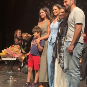 Rita Hayek Instagram - فخورة بإمّي اللي على عمر ال٦٠ حقّقت حِلم من أحلامها بأمسية غنائية على خشبة مسرح دوّار الشّمس.
إمّي اللي كنّا نغفى على أغانيها نحنا و صغار..نطرت لكْبِرنا و حقّقت حلمها.
Joyce Peter and I are proud of you Dolly 🥹 Dreams do not have an expiration date. You inspire me mami🤍