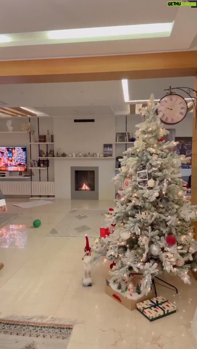 Rita Hayek - 9.4K Likes - العيد كلّو إنتو🤍 الله يخليلكن عيلكن و محبّينكن اللي معكن واللي رحلو عنكن و يحمل معو هالعيد نهاية الظّلم و الحروب