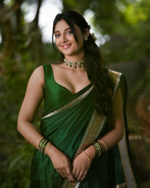 Ritika Nayak Instagram - Wearing nature’s colour 💚✨

.
styling :@vinnu_baby9
saree: @gowrisignatures 
jewellery:@tyaanijewellery
photographer:@storiesbydeepu
Makeup -@makeupandhairbyshuchi
Hair - @paidi.sapna