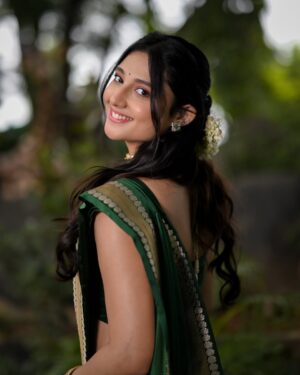 Ritika Nayak Instagram - Wearing nature’s colour 💚✨

.
styling :@vinnu_baby9
saree: @gowrisignatures 
jewellery:@tyaanijewellery
photographer:@storiesbydeepu
Makeup -@makeupandhairbyshuchi
Hair - @paidi.sapna