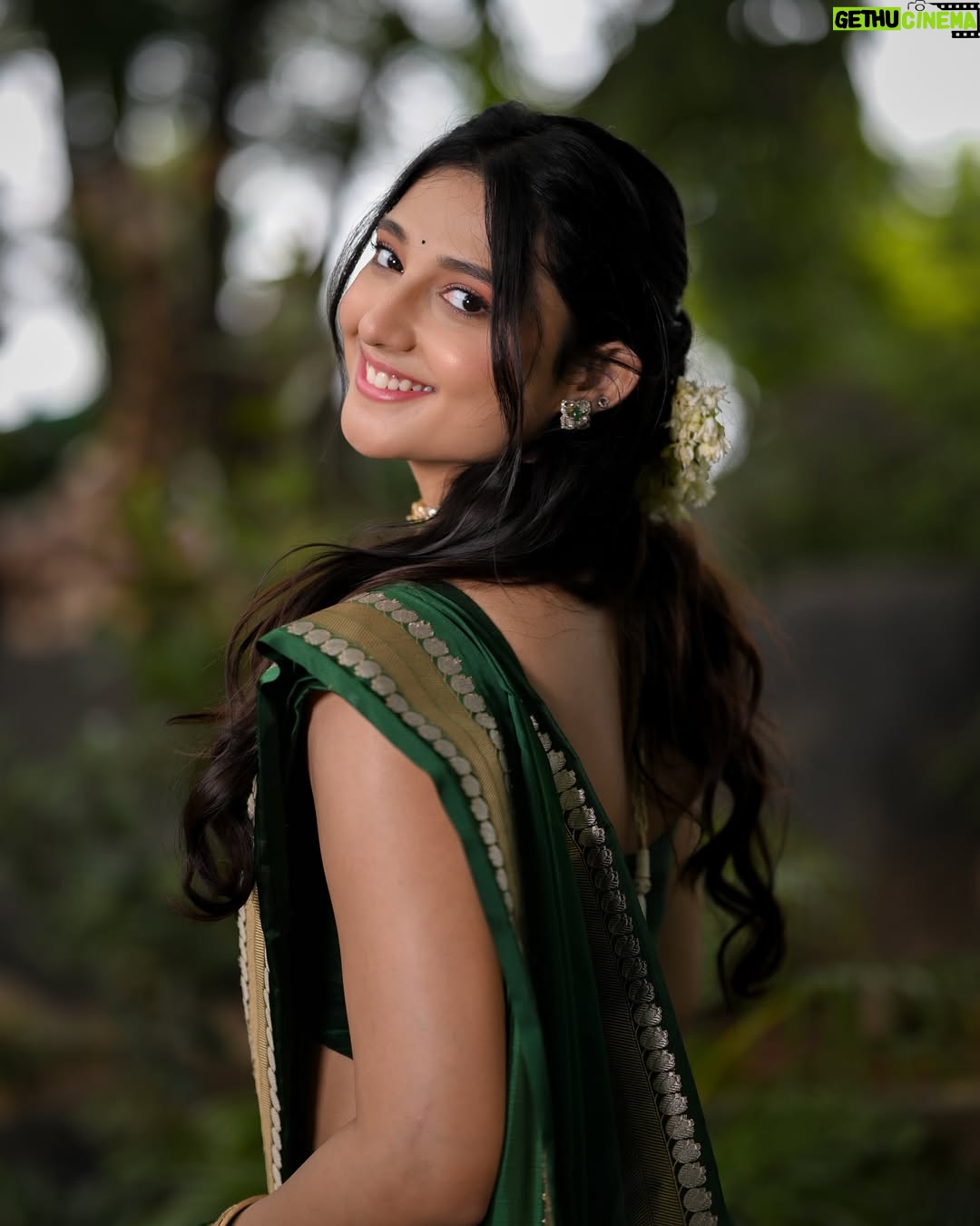 Ritika Nayak - 533.6K Likes - Wearing nature’s colour 💚✨

.
styling :@vinnu_baby9
saree: @gowrisignatures 
jewellery:@tyaanijewellery
photographer:@storiesbydeepu
Makeup -@makeupandhairbyshuchi
Hair - @paidi.sapna
