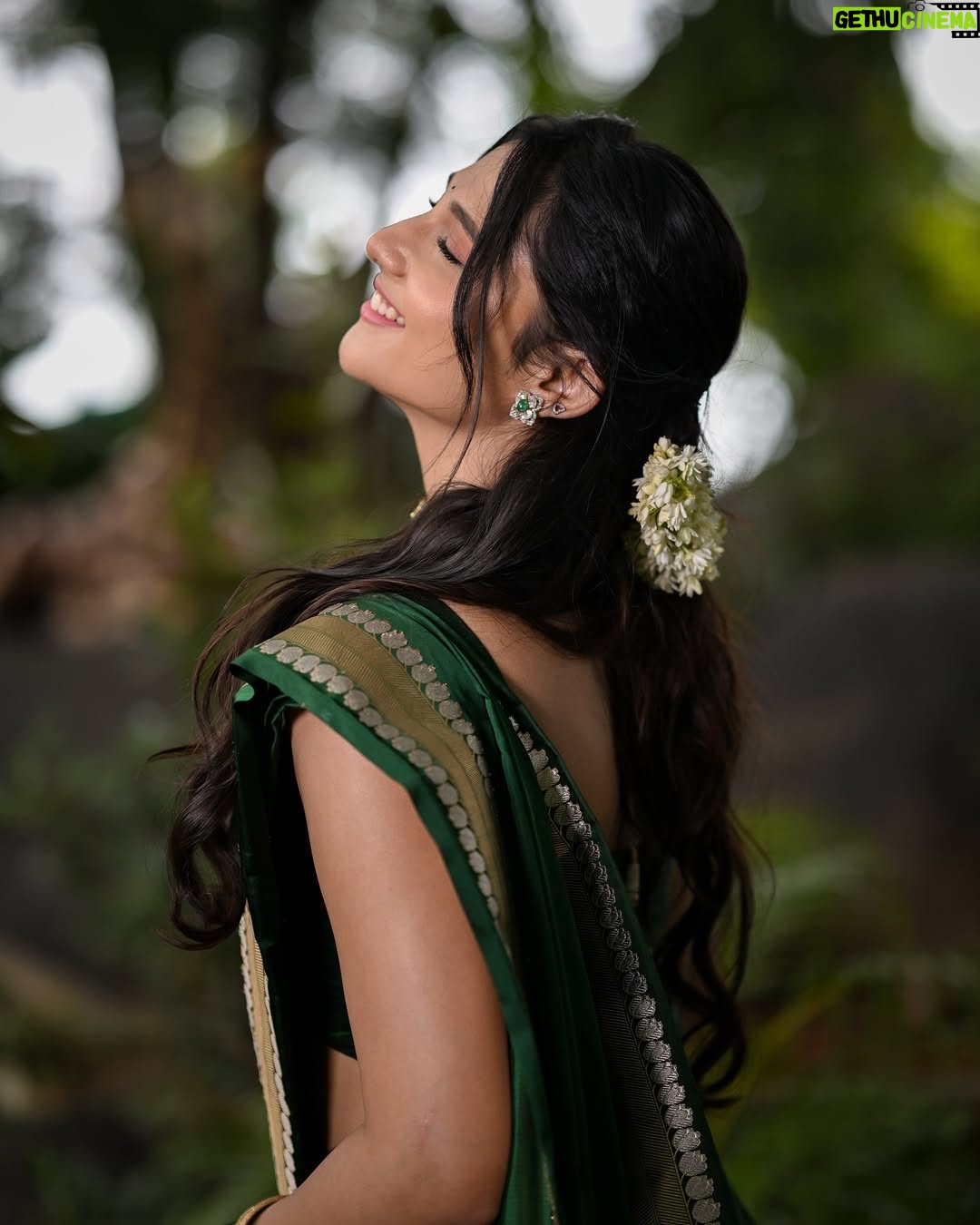 Ritika Nayak - 533.6K Likes - Wearing nature’s colour 💚✨

.
styling :@vinnu_baby9
saree: @gowrisignatures 
jewellery:@tyaanijewellery
photographer:@storiesbydeepu
Makeup -@makeupandhairbyshuchi
Hair - @paidi.sapna