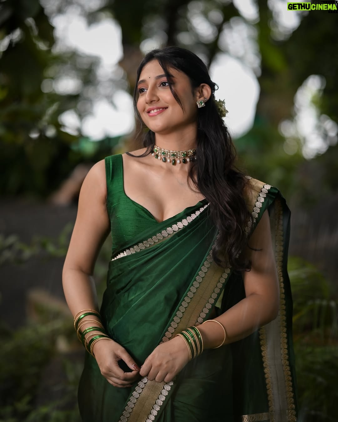 Ritika Nayak - 533.6K Likes - Wearing nature’s colour 💚✨

.
styling :@vinnu_baby9
saree: @gowrisignatures 
jewellery:@tyaanijewellery
photographer:@storiesbydeepu
Makeup -@makeupandhairbyshuchi
Hair - @paidi.sapna