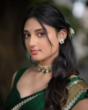 Ritika Nayak Instagram - Wearing nature’s colour 💚✨

.
styling :@vinnu_baby9
saree: @gowrisignatures 
jewellery:@tyaanijewellery
photographer:@storiesbydeepu
Makeup -@makeupandhairbyshuchi
Hair - @paidi.sapna