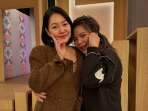 Riva Chang Instagram - 首先先恭喜 #小姐不熙娣 恭喜S姊 恭喜派翠克 恭喜老闆 B2哥 和所有小姐不熙娣的製作團隊們🎉🎉🎉 

但最最最讓人感動開心的是S姊得獎了～真的好開心！
謝謝你從康熙來了到小姐不熙娣一直默默的愛我關心我，你總是這麼溫暖更是這麼努力的做著每一件事，用心扮演著你人生中每一個角色❤️ 你一直是最棒的👍🏿

相信大S姊一定陪著你全程參與著今晚～看著你今晚這麼美麗～看著你今晚美美的上台領獎，而她也一定大聲的為妳尖叫歡呼替妳開心～更是為妳感到超級的驕傲💕

也謝謝你讓大家看見有時候能用另一種形式，填補親人愛人心中的那個缺口，徐媽媽一定很感動很開心看著你領獎填補她缺了一塊的空洞，S姊妳真的好棒好棒👍🏿👍🏿

S姊恭喜妳！為妳超開心！也一直超級愛妳😘😘😘

我也永遠記得 #姐妹情深 這首歌💕
徐熙媛　徐熙娣　最親愛的姊妹
不怕苦　不怕難　緊握了雙手
未來要走的路　也許會有些辛苦
我們絕不能回頭💕

@elephantdee  @patrickliu0721 @b2_studio @ebcdeegirlstalk