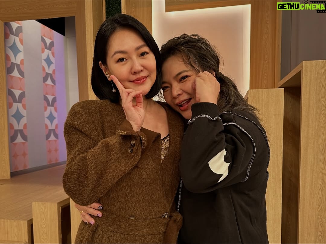 Riva Chang - 5.1K Likes - 首先先恭喜 #小姐不熙娣 恭喜S姊 恭喜派翠克 恭喜老闆 B2哥 和所有小姐不熙娣的製作團隊們🎉🎉🎉 

但最最最讓人感動開心的是S姊得獎了～真的好開心！
謝謝你從康熙來了到小姐不熙娣一直默默的愛我關心我，你總是這麼溫暖更是這麼努力的做著每一件事，用心扮演著你人生中每一個角色❤️ 你一直是最棒的👍🏿

相信大S姊一定陪著你全程參與著今晚～看著你今晚這麼美麗～看著你今晚美美的上台領獎，而她也一定大聲的為妳尖叫歡呼替妳開心～更是為妳感到超級的驕傲💕

也謝謝你讓大家看見有時候能用另一種形式，填補親人愛人心中的那個缺口，徐媽媽一定很感動很開心看著你領獎填補她缺了一塊的空洞，S姊妳真的好棒好棒👍🏿👍🏿

S姊恭喜妳！為妳超開心！也一直超級愛妳😘😘😘

我也永遠記得 #姐妹情深 這首歌💕
徐熙媛　徐熙娣　最親愛的姊妹
不怕苦　不怕難　緊握了雙手
未來要走的路　也許會有些辛苦
我們絕不能回頭💕

@elephantdee  @patrickliu0721 @b2_studio @ebcdeegirlstalk