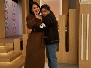 Riva Chang Instagram - 首先先恭喜 #小姐不熙娣 恭喜S姊 恭喜派翠克 恭喜老闆 B2哥 和所有小姐不熙娣的製作團隊們🎉🎉🎉 

但最最最讓人感動開心的是S姊得獎了～真的好開心！
謝謝你從康熙來了到小姐不熙娣一直默默的愛我關心我，你總是這麼溫暖更是這麼努力的做著每一件事，用心扮演著你人生中每一個角色❤️ 你一直是最棒的👍🏿

相信大S姊一定陪著你全程參與著今晚～看著你今晚這麼美麗～看著你今晚美美的上台領獎，而她也一定大聲的為妳尖叫歡呼替妳開心～更是為妳感到超級的驕傲💕

也謝謝你讓大家看見有時候能用另一種形式，填補親人愛人心中的那個缺口，徐媽媽一定很感動很開心看著你領獎填補她缺了一塊的空洞，S姊妳真的好棒好棒👍🏿👍🏿

S姊恭喜妳！為妳超開心！也一直超級愛妳😘😘😘

我也永遠記得 #姐妹情深 這首歌💕
徐熙媛　徐熙娣　最親愛的姊妹
不怕苦　不怕難　緊握了雙手
未來要走的路　也許會有些辛苦
我們絕不能回頭💕

@elephantdee  @patrickliu0721 @b2_studio @ebcdeegirlstalk