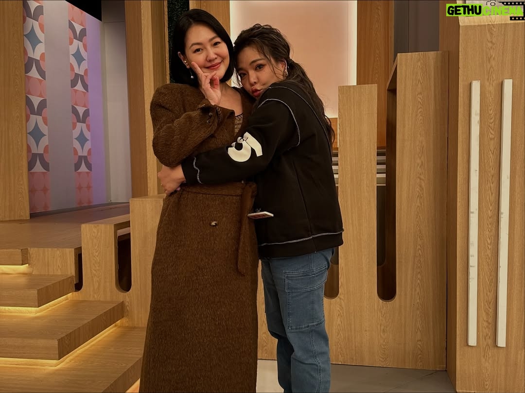 Riva Chang - 5.1K Likes - 首先先恭喜 #小姐不熙娣 恭喜S姊 恭喜派翠克 恭喜老闆 B2哥 和所有小姐不熙娣的製作團隊們🎉🎉🎉 

但最最最讓人感動開心的是S姊得獎了～真的好開心！
謝謝你從康熙來了到小姐不熙娣一直默默的愛我關心我，你總是這麼溫暖更是這麼努力的做著每一件事，用心扮演著你人生中每一個角色❤️ 你一直是最棒的👍🏿

相信大S姊一定陪著你全程參與著今晚～看著你今晚這麼美麗～看著你今晚美美的上台領獎，而她也一定大聲的為妳尖叫歡呼替妳開心～更是為妳感到超級的驕傲💕

也謝謝你讓大家看見有時候能用另一種形式，填補親人愛人心中的那個缺口，徐媽媽一定很感動很開心看著你領獎填補她缺了一塊的空洞，S姊妳真的好棒好棒👍🏿👍🏿

S姊恭喜妳！為妳超開心！也一直超級愛妳😘😘😘

我也永遠記得 #姐妹情深 這首歌💕
徐熙媛　徐熙娣　最親愛的姊妹
不怕苦　不怕難　緊握了雙手
未來要走的路　也許會有些辛苦
我們絕不能回頭💕

@elephantdee  @patrickliu0721 @b2_studio @ebcdeegirlstalk