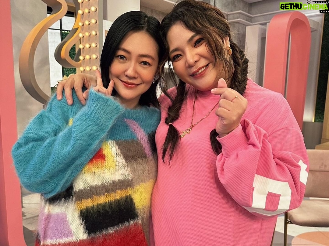 Riva Chang - 5.1K Likes - 首先先恭喜 #小姐不熙娣 恭喜S姊 恭喜派翠克 恭喜老闆 B2哥 和所有小姐不熙娣的製作團隊們🎉🎉🎉 

但最最最讓人感動開心的是S姊得獎了～真的好開心！
謝謝你從康熙來了到小姐不熙娣一直默默的愛我關心我，你總是這麼溫暖更是這麼努力的做著每一件事，用心扮演著你人生中每一個角色❤️ 你一直是最棒的👍🏿

相信大S姊一定陪著你全程參與著今晚～看著你今晚這麼美麗～看著你今晚美美的上台領獎，而她也一定大聲的為妳尖叫歡呼替妳開心～更是為妳感到超級的驕傲💕

也謝謝你讓大家看見有時候能用另一種形式，填補親人愛人心中的那個缺口，徐媽媽一定很感動很開心看著你領獎填補她缺了一塊的空洞，S姊妳真的好棒好棒👍🏿👍🏿

S姊恭喜妳！為妳超開心！也一直超級愛妳😘😘😘

我也永遠記得 #姐妹情深 這首歌💕
徐熙媛　徐熙娣　最親愛的姊妹
不怕苦　不怕難　緊握了雙手
未來要走的路　也許會有些辛苦
我們絕不能回頭💕

@elephantdee  @patrickliu0721 @b2_studio @ebcdeegirlstalk