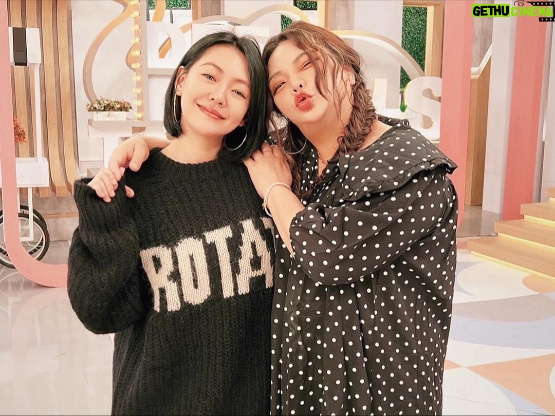 Riva Chang - 5.1K Likes - 首先先恭喜 #小姐不熙娣 恭喜S姊 恭喜派翠克 恭喜老闆 B2哥 和所有小姐不熙娣的製作團隊們🎉🎉🎉 

但最最最讓人感動開心的是S姊得獎了～真的好開心！
謝謝你從康熙來了到小姐不熙娣一直默默的愛我關心我，你總是這麼溫暖更是這麼努力的做著每一件事，用心扮演著你人生中每一個角色❤️ 你一直是最棒的👍🏿

相信大S姊一定陪著你全程參與著今晚～看著你今晚這麼美麗～看著你今晚美美的上台領獎，而她也一定大聲的為妳尖叫歡呼替妳開心～更是為妳感到超級的驕傲💕

也謝謝你讓大家看見有時候能用另一種形式，填補親人愛人心中的那個缺口，徐媽媽一定很感動很開心看著你領獎填補她缺了一塊的空洞，S姊妳真的好棒好棒👍🏿👍🏿

S姊恭喜妳！為妳超開心！也一直超級愛妳😘😘😘

我也永遠記得 #姐妹情深 這首歌💕
徐熙媛　徐熙娣　最親愛的姊妹
不怕苦　不怕難　緊握了雙手
未來要走的路　也許會有些辛苦
我們絕不能回頭💕

@elephantdee  @patrickliu0721 @b2_studio @ebcdeegirlstalk
