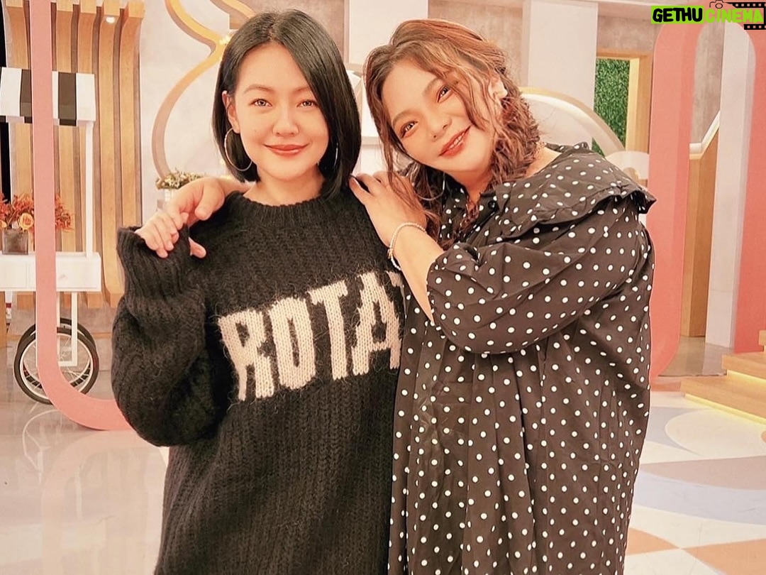 Riva Chang - 5.1K Likes - 首先先恭喜 #小姐不熙娣 恭喜S姊 恭喜派翠克 恭喜老闆 B2哥 和所有小姐不熙娣的製作團隊們🎉🎉🎉 

但最最最讓人感動開心的是S姊得獎了～真的好開心！
謝謝你從康熙來了到小姐不熙娣一直默默的愛我關心我，你總是這麼溫暖更是這麼努力的做著每一件事，用心扮演著你人生中每一個角色❤️ 你一直是最棒的👍🏿

相信大S姊一定陪著你全程參與著今晚～看著你今晚這麼美麗～看著你今晚美美的上台領獎，而她也一定大聲的為妳尖叫歡呼替妳開心～更是為妳感到超級的驕傲💕

也謝謝你讓大家看見有時候能用另一種形式，填補親人愛人心中的那個缺口，徐媽媽一定很感動很開心看著你領獎填補她缺了一塊的空洞，S姊妳真的好棒好棒👍🏿👍🏿

S姊恭喜妳！為妳超開心！也一直超級愛妳😘😘😘

我也永遠記得 #姐妹情深 這首歌💕
徐熙媛　徐熙娣　最親愛的姊妹
不怕苦　不怕難　緊握了雙手
未來要走的路　也許會有些辛苦
我們絕不能回頭💕

@elephantdee  @patrickliu0721 @b2_studio @ebcdeegirlstalk