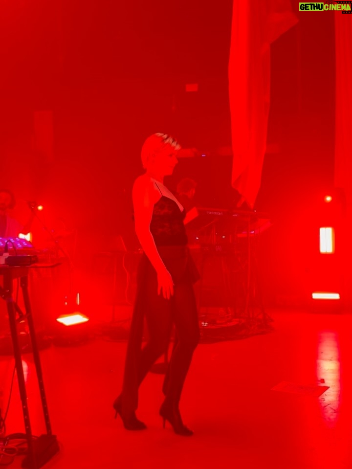 Robyn - 22.3K Likes - Imma give it like a mother
