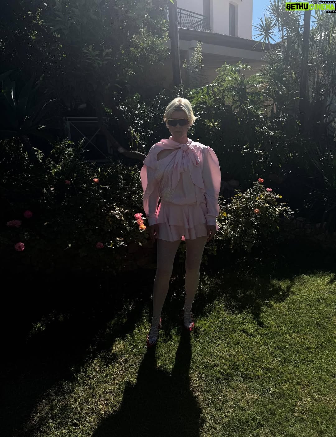 Robyn - 20K Likes - Celebrating a Love Supreme <3 thank you @charli_xcx