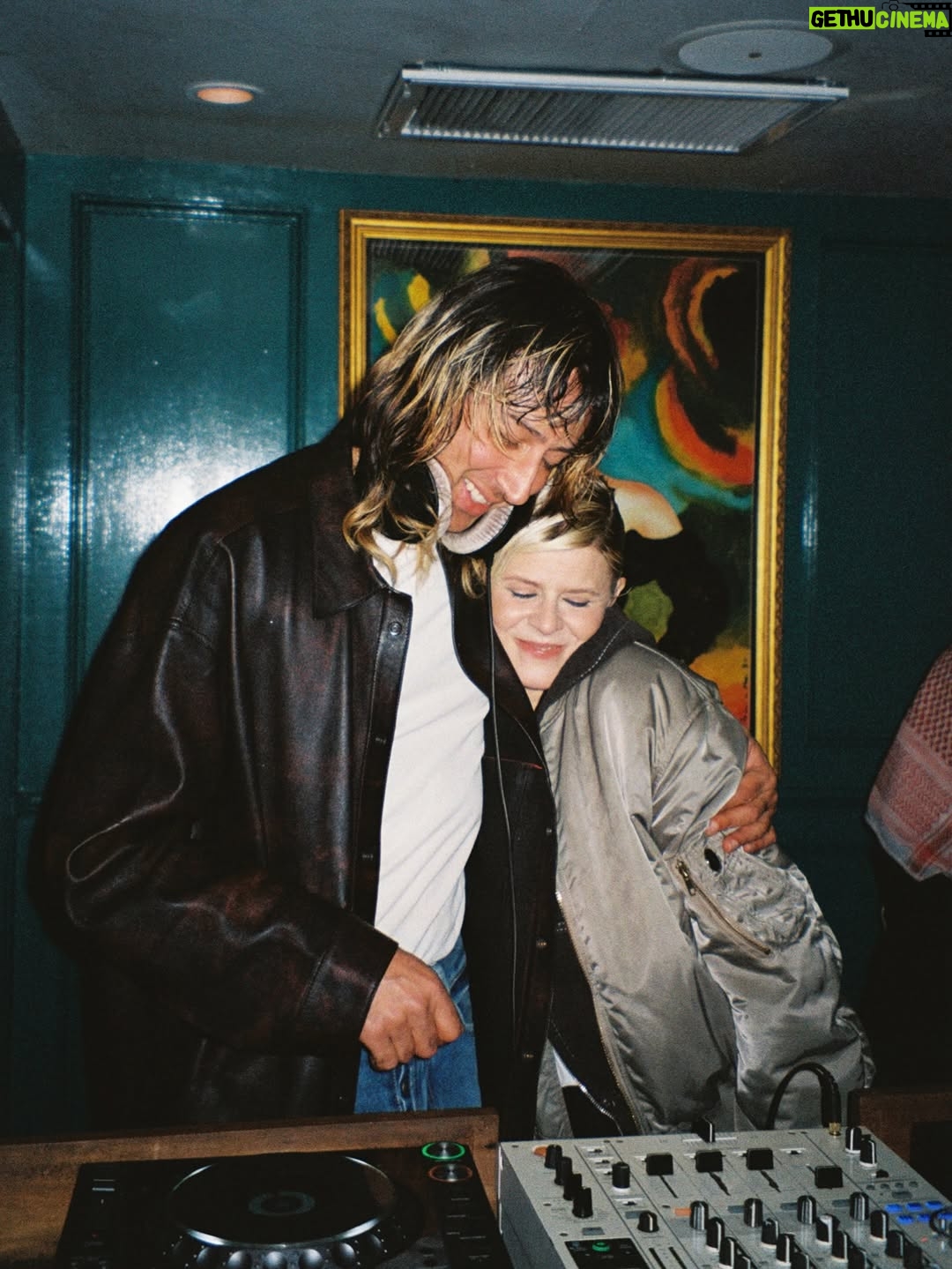 Robyn - 22.3K Likes - Imma give it like a mother