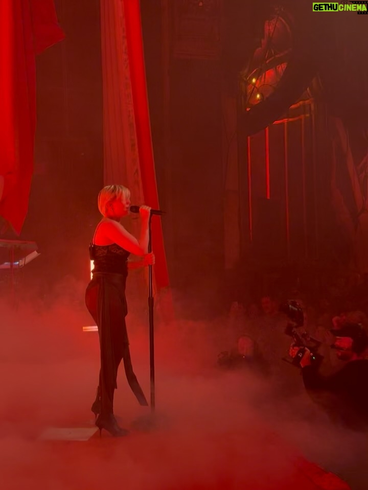 Robyn - 22.3K Likes - Imma give it like a mother
