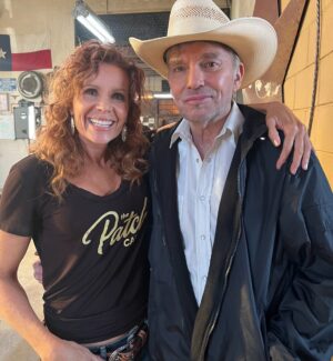 Robyn Lively Instagram - Ellie and Tommy chillin at The Patch 🤎💛Who’s ready for @landmanpplus season 2?! Premieres 11/16 on @paramountplus 
Man I love these guys! What a thrill and an honor to work with such talented, good human beings.

#landman #paramountplus