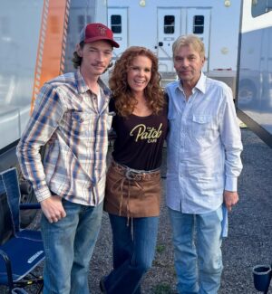 Robyn Lively Instagram - Ellie and Tommy chillin at The Patch 🤎💛Who’s ready for @landmanpplus season 2?! Premieres 11/16 on @paramountplus 
Man I love these guys! What a thrill and an honor to work with such talented, good human beings.

#landman #paramountplus