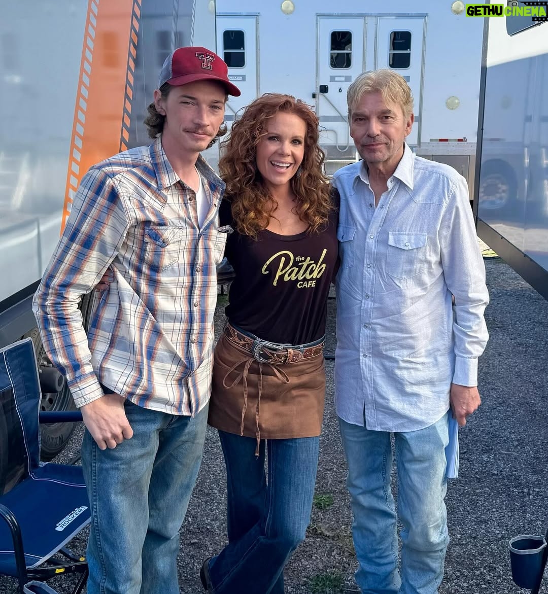 Robyn Lively - 14.8K Likes - Ellie and Tommy chillin at The Patch 🤎💛Who’s ready for @landmanpplus season 2?! Premieres 11/16 on @paramountplus 
Man I love these guys! What a thrill and an honor to work with such talented, good human beings.

#landman #paramountplus