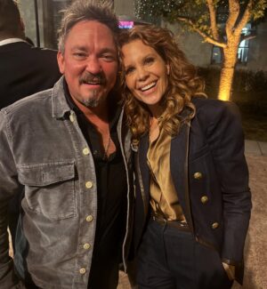 Robyn Lively Instagram - Ellie and Tommy chillin at The Patch 🤎💛Who’s ready for @landmanpplus season 2?! Premieres 11/16 on @paramountplus 
Man I love these guys! What a thrill and an honor to work with such talented, good human beings.

#landman #paramountplus