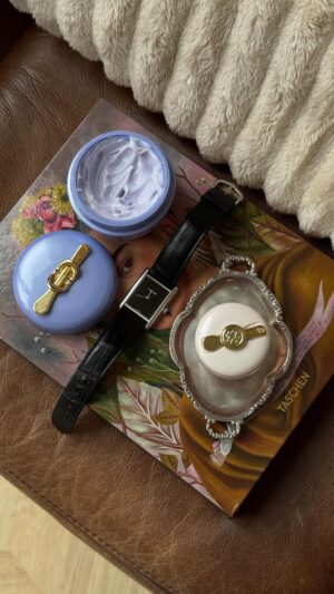 Rocío López Instagram - Todo lo que se hace viral, aquí lo tenemos que probar 🤍 The Dewy Skin Cream empezó a aparecer en el neceser de mucha gente conocida y no me extraña, la sensorialidad es increíble, hidrata y deja la piel elástica y preciosa 🤍✨y por cierto, su mascarilla de labios no se queda atrás la AMOO. Llevo ya unas semanas probando ambos y son una pasada 🥹🫰🏻 @tatcha disponible en Sephora! publicidad*