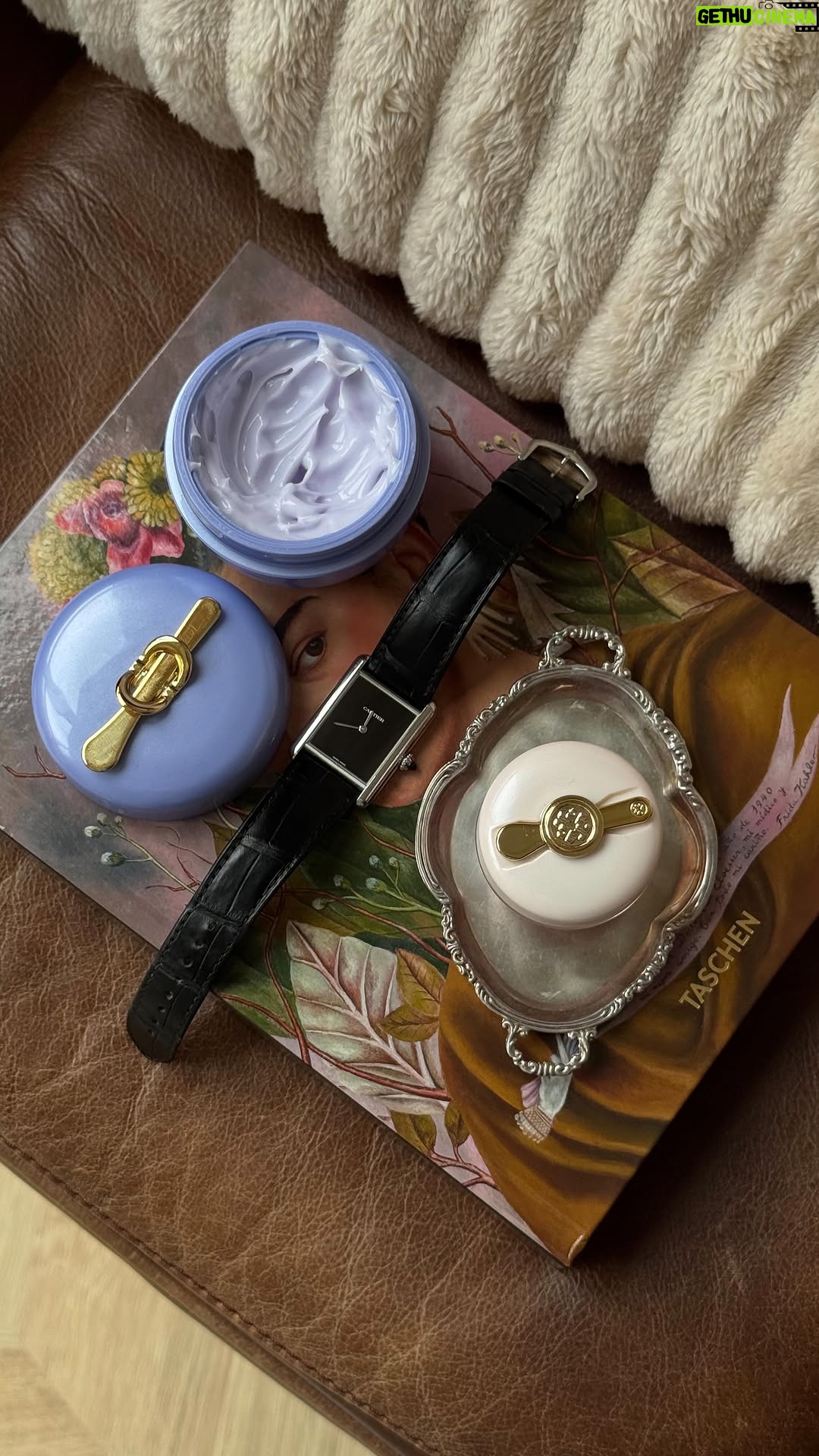 Rocío López - 1.9K Likes - Todo lo que se hace viral, aquí lo tenemos que probar 🤍 The Dewy Skin Cream empezó a aparecer en el neceser de mucha gente conocida y no me extraña, la sensorialidad es increíble, hidrata y deja la piel elástica y preciosa 🤍✨y por cierto, su mascarilla de labios no se queda atrás la AMOO. Llevo ya unas semanas probando ambos y son una pasada 🥹🫰🏻 @tatcha disponible en Sephora! publicidad*