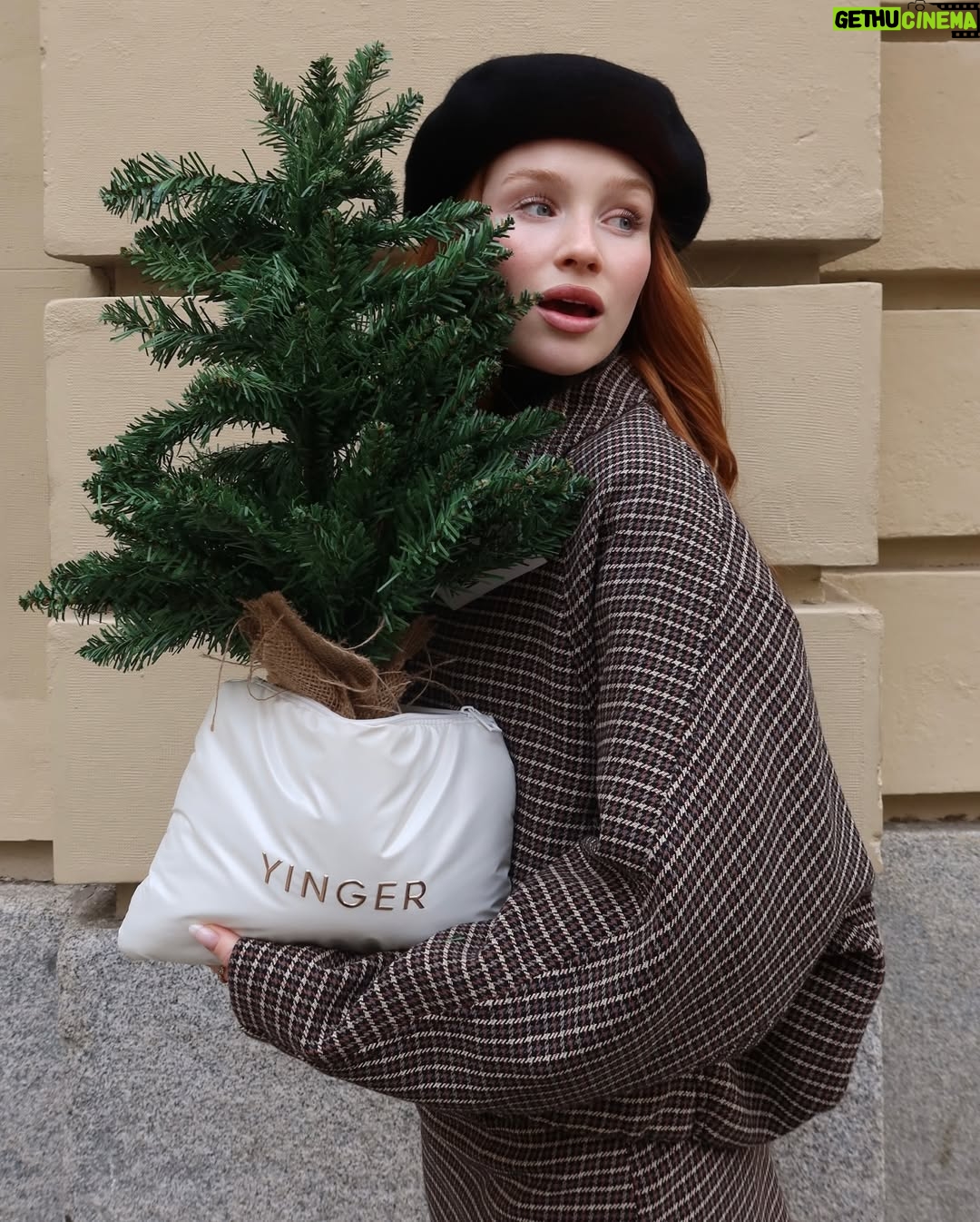 Rocío López - 4.2K Likes - Os debía un resumen de aquel día tan especial ✨
The Perfect Gift x Carmen x @yingerbeauty 

Desde que conocí a Carmen tuve claro que quería que ella fuera la protagonista de nuestra Navidad.
Es de esas personas que llegan para sumar de verdad.

Mientras recorríamos todo este camino juntas, he estado leyendo el libro de sus memorias y ha sido un auténtico gustazo conocerla también desde ahí. Siento que muchas veces no se la conoce de verdad y, si la gente pudiera hacerlo, vería que es una persona generosa, auténtica, cercana y siempre dispuesta a ayudar, especialmente a quienes estamos empezando y luchando por sacar nuestros proyectos adelante.

Desde el primer momento ha sido súper cariñosa conmigo y con Yinger. Ama nuestros productos, los disfruta y los recomienda desde un lugar muy honesto, y eso para mí tiene muchísimo valor.

Gracias, @carmen_lomana , por tu tiempo, por tu cariño y por creer en Yinger 🤍
De verdad, no se me ocurre una mejor embajadora.