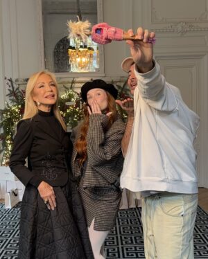 Rocío López Instagram - Os debía un resumen de aquel día tan especial ✨
The Perfect Gift x Carmen x @yingerbeauty 

Desde que conocí a Carmen tuve claro que quería que ella fuera la protagonista de nuestra Navidad.
Es de esas personas que llegan para sumar de verdad.

Mientras recorríamos todo este camino juntas, he estado leyendo el libro de sus memorias y ha sido un auténtico gustazo conocerla también desde ahí. Siento que muchas veces no se la conoce de verdad y, si la gente pudiera hacerlo, vería que es una persona generosa, auténtica, cercana y siempre dispuesta a ayudar, especialmente a quienes estamos empezando y luchando por sacar nuestros proyectos adelante.

Desde el primer momento ha sido súper cariñosa conmigo y con Yinger. Ama nuestros productos, los disfruta y los recomienda desde un lugar muy honesto, y eso para mí tiene muchísimo valor.

Gracias, @carmen_lomana , por tu tiempo, por tu cariño y por creer en Yinger 🤍
De verdad, no se me ocurre una mejor embajadora.