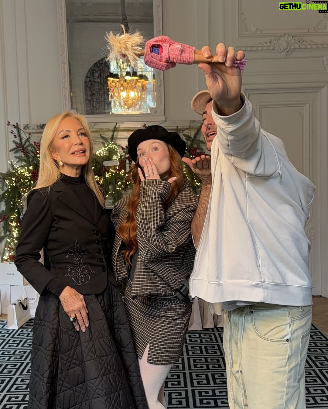 Rocío López - 4.2K Likes - Os debía un resumen de aquel día tan especial ✨
The Perfect Gift x Carmen x @yingerbeauty 

Desde que conocí a Carmen tuve claro que quería que ella fuera la protagonista de nuestra Navidad.
Es de esas personas que llegan para sumar de verdad.

Mientras recorríamos todo este camino juntas, he estado leyendo el libro de sus memorias y ha sido un auténtico gustazo conocerla también desde ahí. Siento que muchas veces no se la conoce de verdad y, si la gente pudiera hacerlo, vería que es una persona generosa, auténtica, cercana y siempre dispuesta a ayudar, especialmente a quienes estamos empezando y luchando por sacar nuestros proyectos adelante.

Desde el primer momento ha sido súper cariñosa conmigo y con Yinger. Ama nuestros productos, los disfruta y los recomienda desde un lugar muy honesto, y eso para mí tiene muchísimo valor.

Gracias, @carmen_lomana , por tu tiempo, por tu cariño y por creer en Yinger 🤍
De verdad, no se me ocurre una mejor embajadora.