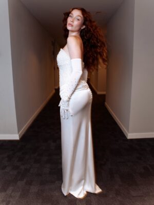 Rocío López Instagram - Ayer estuve en los Premios Ídolo 🪽

No me llevé el premio, pero estar nominada en Belleza ya me hizo mucha ilusión. Enhorabuena a la ganadora y a todas mis compañeras nominadas, porque el curro que hay detrás es enorme.

Para mí, después del año que he tenido, ya es una victoria. Ha sido un año de mucho éxito, sobre todo gracias a Yinger, que a día de hoy es uno de los proyectos que más me ilusiona y me reta.
Y nada, como dijo @violeta: manifiesto mi Ídolo por Emprendimiento 😌✨🥹 !!
Gracias por estar siempre 🤍

Skin by @yingerbeauty ✨
Makeup by @mariacatalabeauty x @mariacatala
Pelo @ghdspain x @rodrigogalo_
Súper vestidazo, un diseño único hecho para mi🥹 @clarocouture @beaclaro___ 
Sandalias @lodishoes @valytyplace
Fotos @carlossemperev 

gracias a mi equipo por proyectar exactamente lo que yo soy <3

Por cierto!!! Grabamos todo el look de Makeup @mariacatala y yo🥰🥰 ganas de verlo? ✨ publicidad invitación