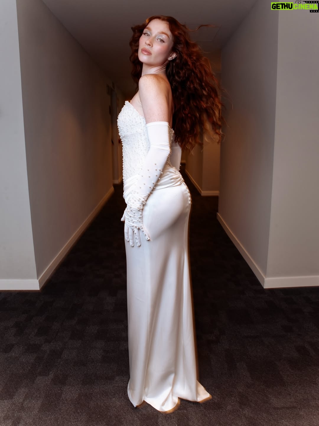 Rocío López - 10.8K Likes - Ayer estuve en los Premios Ídolo 🪽

No me llevé el premio, pero estar nominada en Belleza ya me hizo mucha ilusión. Enhorabuena a la ganadora y a todas mis compañeras nominadas, porque el curro que hay detrás es enorme.

Para mí, después del año que he tenido, ya es una victoria. Ha sido un año de mucho éxito, sobre todo gracias a Yinger, que a día de hoy es uno de los proyectos que más me ilusiona y me reta.
Y nada, como dijo @violeta: manifiesto mi Ídolo por Emprendimiento 😌✨🥹 !!
Gracias por estar siempre 🤍

Skin by @yingerbeauty ✨
Makeup by @mariacatalabeauty x @mariacatala
Pelo @ghdspain x @rodrigogalo_
Súper vestidazo, un diseño único hecho para mi🥹 @clarocouture @beaclaro___ 
Sandalias @lodishoes @valytyplace
Fotos @carlossemperev 

gracias a mi equipo por proyectar exactamente lo que yo soy <3

Por cierto!!! Grabamos todo el look de Makeup @mariacatala y yo🥰🥰 ganas de verlo? ✨ publicidad invitación