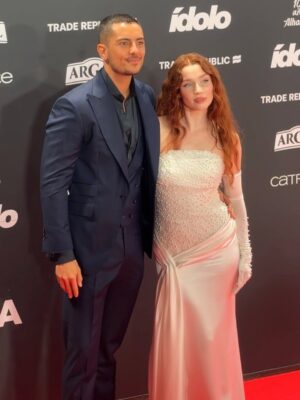 Rocío López Instagram - Ayer estuve en los Premios Ídolo 🪽

No me llevé el premio, pero estar nominada en Belleza ya me hizo mucha ilusión. Enhorabuena a la ganadora y a todas mis compañeras nominadas, porque el curro que hay detrás es enorme.

Para mí, después del año que he tenido, ya es una victoria. Ha sido un año de mucho éxito, sobre todo gracias a Yinger, que a día de hoy es uno de los proyectos que más me ilusiona y me reta.
Y nada, como dijo @violeta: manifiesto mi Ídolo por Emprendimiento 😌✨🥹 !!
Gracias por estar siempre 🤍

Skin by @yingerbeauty ✨
Makeup by @mariacatalabeauty x @mariacatala
Pelo @ghdspain x @rodrigogalo_
Súper vestidazo, un diseño único hecho para mi🥹 @clarocouture @beaclaro___ 
Sandalias @lodishoes @valytyplace
Fotos @carlossemperev 

gracias a mi equipo por proyectar exactamente lo que yo soy <3

Por cierto!!! Grabamos todo el look de Makeup @mariacatala y yo🥰🥰 ganas de verlo? ✨ publicidad invitación