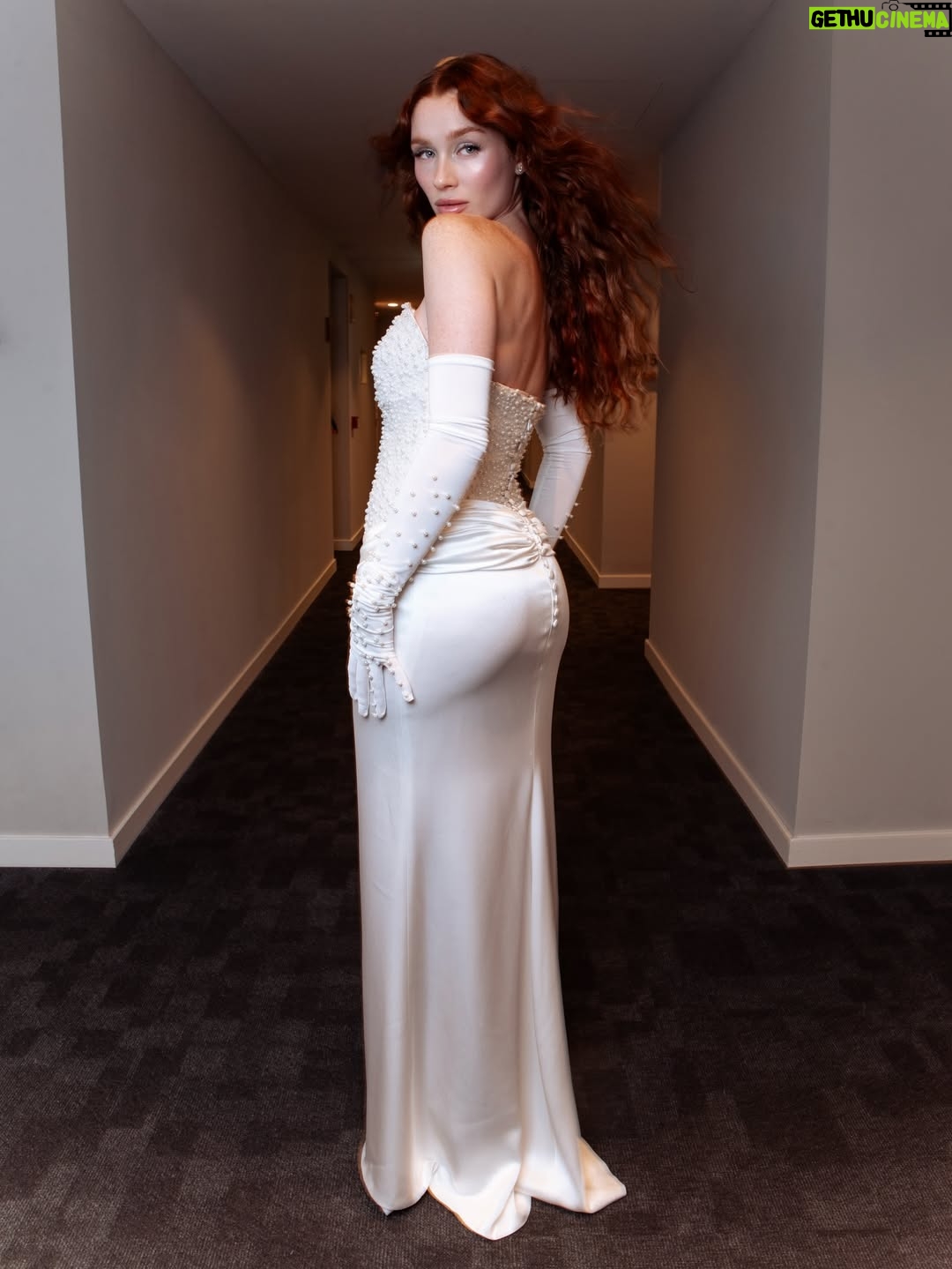 Rocío López - 10.8K Likes - Ayer estuve en los Premios Ídolo 🪽

No me llevé el premio, pero estar nominada en Belleza ya me hizo mucha ilusión. Enhorabuena a la ganadora y a todas mis compañeras nominadas, porque el curro que hay detrás es enorme.

Para mí, después del año que he tenido, ya es una victoria. Ha sido un año de mucho éxito, sobre todo gracias a Yinger, que a día de hoy es uno de los proyectos que más me ilusiona y me reta.
Y nada, como dijo @violeta: manifiesto mi Ídolo por Emprendimiento 😌✨🥹 !!
Gracias por estar siempre 🤍

Skin by @yingerbeauty ✨
Makeup by @mariacatalabeauty x @mariacatala
Pelo @ghdspain x @rodrigogalo_
Súper vestidazo, un diseño único hecho para mi🥹 @clarocouture @beaclaro___ 
Sandalias @lodishoes @valytyplace
Fotos @carlossemperev 

gracias a mi equipo por proyectar exactamente lo que yo soy <3

Por cierto!!! Grabamos todo el look de Makeup @mariacatala y yo🥰🥰 ganas de verlo? ✨ publicidad invitación