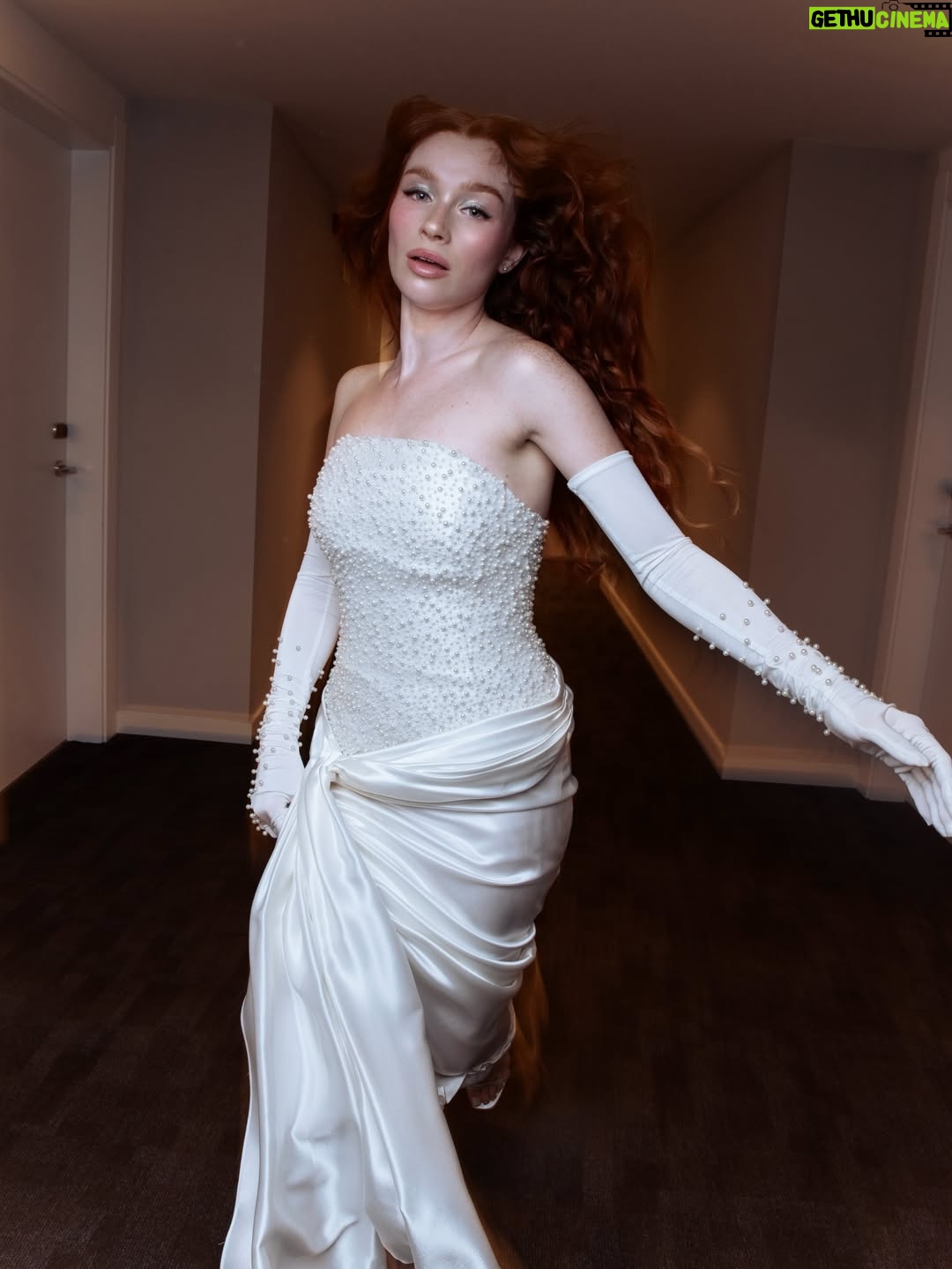 Rocío López - 10.8K Likes - Ayer estuve en los Premios Ídolo 🪽

No me llevé el premio, pero estar nominada en Belleza ya me hizo mucha ilusión. Enhorabuena a la ganadora y a todas mis compañeras nominadas, porque el curro que hay detrás es enorme.

Para mí, después del año que he tenido, ya es una victoria. Ha sido un año de mucho éxito, sobre todo gracias a Yinger, que a día de hoy es uno de los proyectos que más me ilusiona y me reta.
Y nada, como dijo @violeta: manifiesto mi Ídolo por Emprendimiento 😌✨🥹 !!
Gracias por estar siempre 🤍

Skin by @yingerbeauty ✨
Makeup by @mariacatalabeauty x @mariacatala
Pelo @ghdspain x @rodrigogalo_
Súper vestidazo, un diseño único hecho para mi🥹 @clarocouture @beaclaro___ 
Sandalias @lodishoes @valytyplace
Fotos @carlossemperev 

gracias a mi equipo por proyectar exactamente lo que yo soy <3

Por cierto!!! Grabamos todo el look de Makeup @mariacatala y yo🥰🥰 ganas de verlo? ✨ publicidad invitación