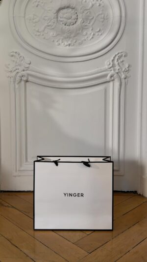 Rocío López Instagram - Esta Navidad, el regalo os lo hago yo. ✨
Me hacía muchísima ilusión enseñaros el primer accesorio de @yingerbeauty 🫂 algo que me moría de ganas de enseñaros.
Un detalle pensado para proteger vuestra rutina… y elevarla, siempre con estilo. 🤍
Y sí: en pedidos superiores a 100€, se añade automáticamente. ✨El regalo perfecto✨