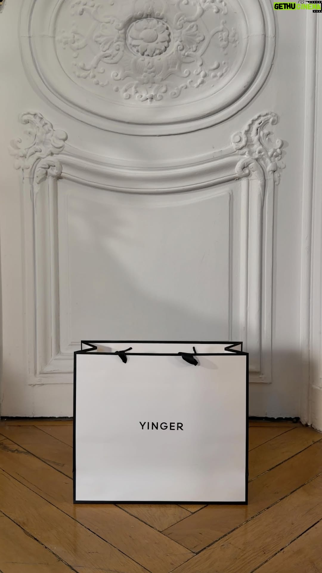 Rocío López - 3K Likes - Esta Navidad, el regalo os lo hago yo. ✨
Me hacía muchísima ilusión enseñaros el primer accesorio de @yingerbeauty 🫂 algo que me moría de ganas de enseñaros.
Un detalle pensado para proteger vuestra rutina… y elevarla, siempre con estilo. 🤍
Y sí: en pedidos superiores a 100€, se añade automáticamente. ✨El regalo perfecto✨