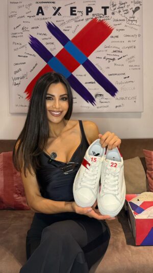 Romina Pierdomenico Instagram - Scopriamo insieme le sneakers Libere e Uguali, pensate per trasformare ogni passo in un messaggio di coraggio.
Indossarle significa ricordare che ogni donna merita di camminare libera, senza paura.

@rominapierdomenico e @axept_official partecipano al progetto “Libere e Uguali. Per una nuova idea di parità” di @donnamoderna.

Preordinala ora su axeptofficial.com