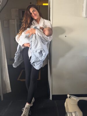 Rona-Lee Shimon Instagram - אולי שלי. כמה חלומות יש לי במגירה בשביל שנינו. ואולי הגדול מכולם הוא לראות איתך את כל העולם. ובינתיים, כל צעד עדיין אני עושה בחשש… כי עכשיו זה כבר שניים… והייתי חייבת לעלות על המטוס ולא רציתי בלעדייך. וגם ידעתי שאת הפעם הראשונה חייבים לעבור. והצלחנו ילד שלי. מתוק שלי. אהובי. קסם. פלא. 
תודה שבאת אליי… אוף דיי אני לא בוכה